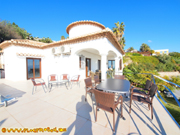 Terrasse mit Tischen und St�hlen