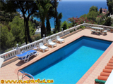 Pool und Liegest�hle